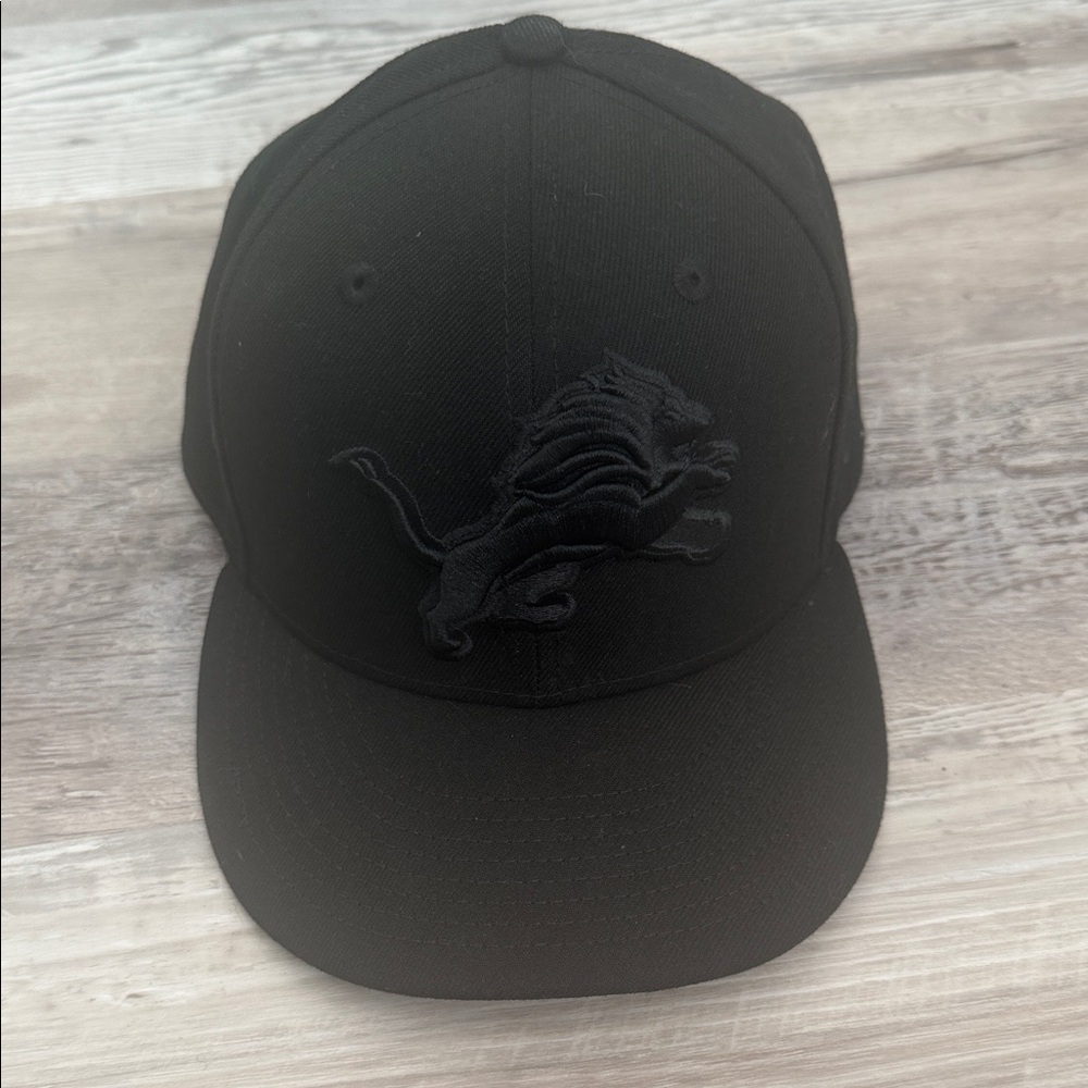 Men's Black Embroidered Detroit  Lion fitted Cap